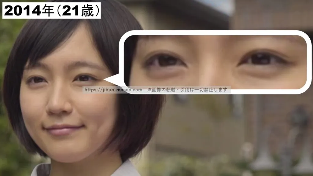 微笑む吉岡里帆