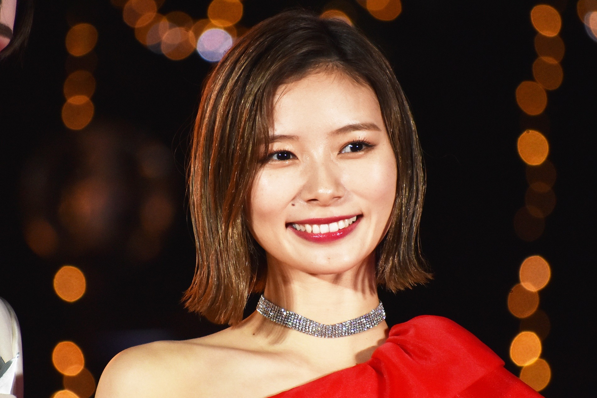 赤いドレスの朝日奈央の画像