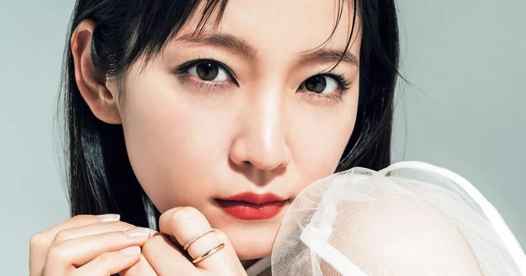 真っ赤なリップの吉岡里帆