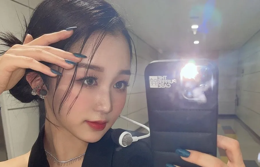 自撮りをするヒカル