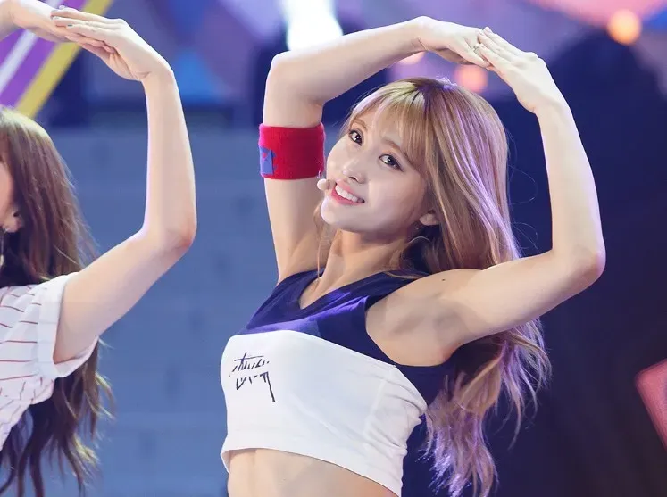 ダンスを披露するTWICEモモ