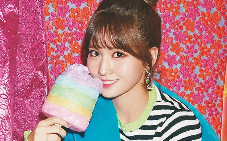 綿菓子を楽しむTWICEモモ