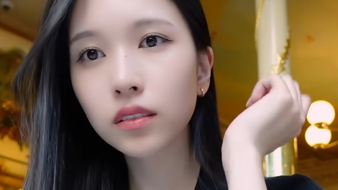 透き通るような肌のTWICEミナの画像