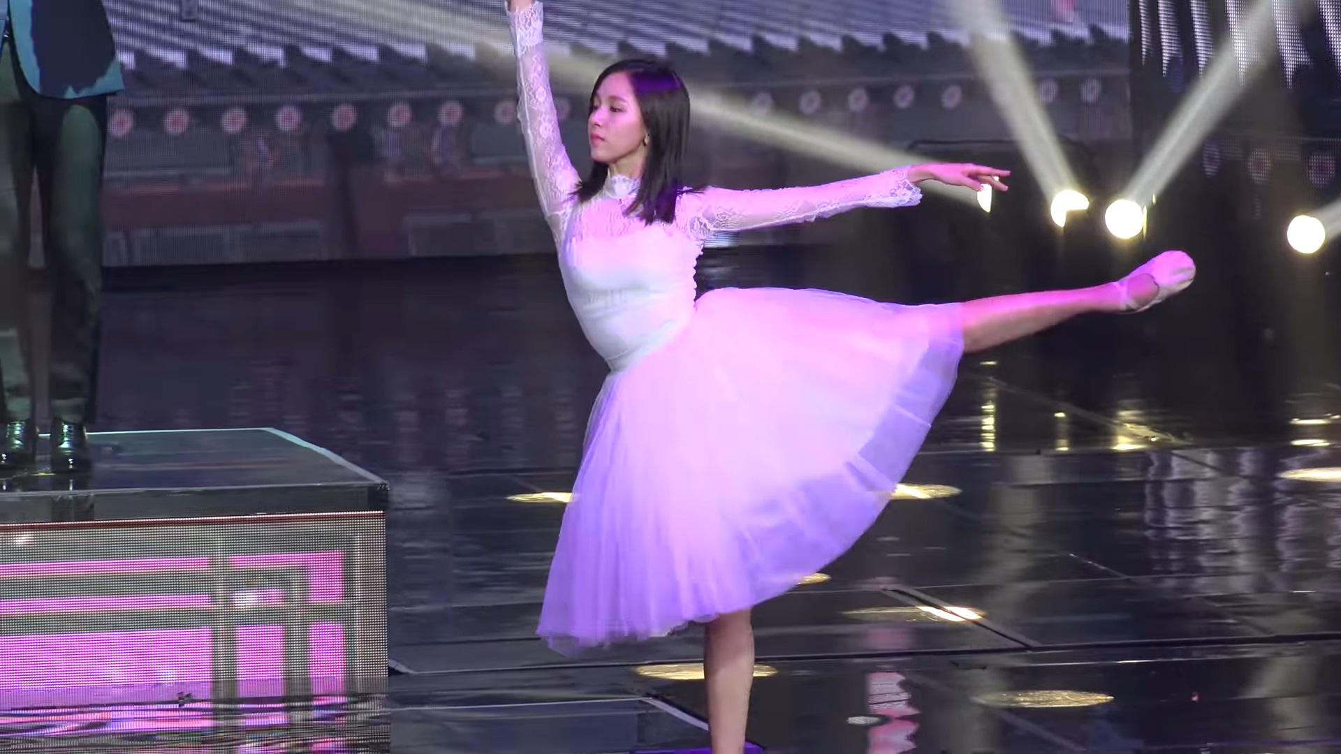 特技のバレエを披露するTWICEミナの画像