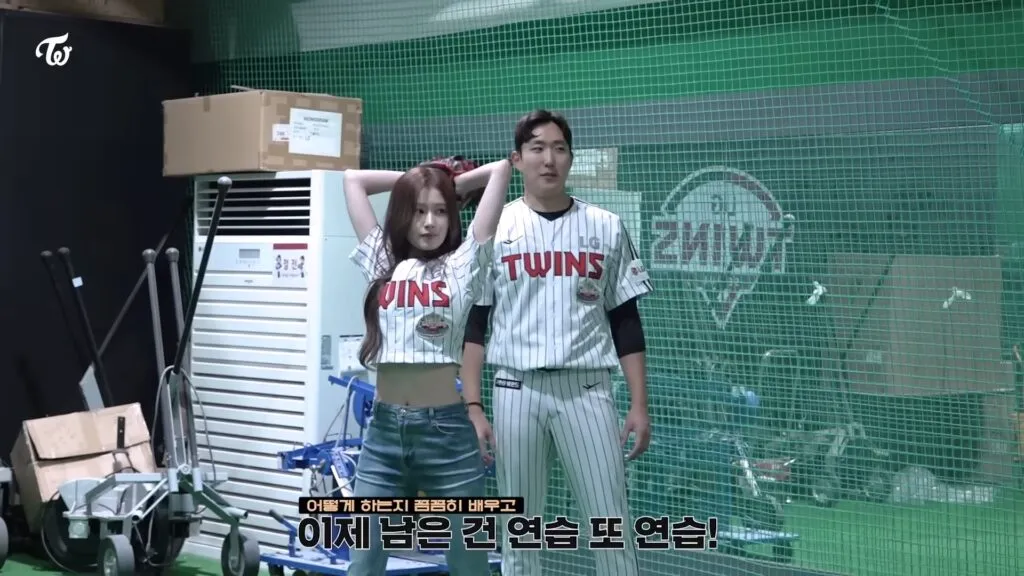 始球式の練習をするTWICEサナ