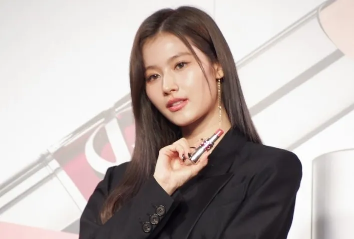 新作リップのCMに起用されるTWICEサナ