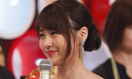 紅白歌合戦の司会を務めた有村架純の画像