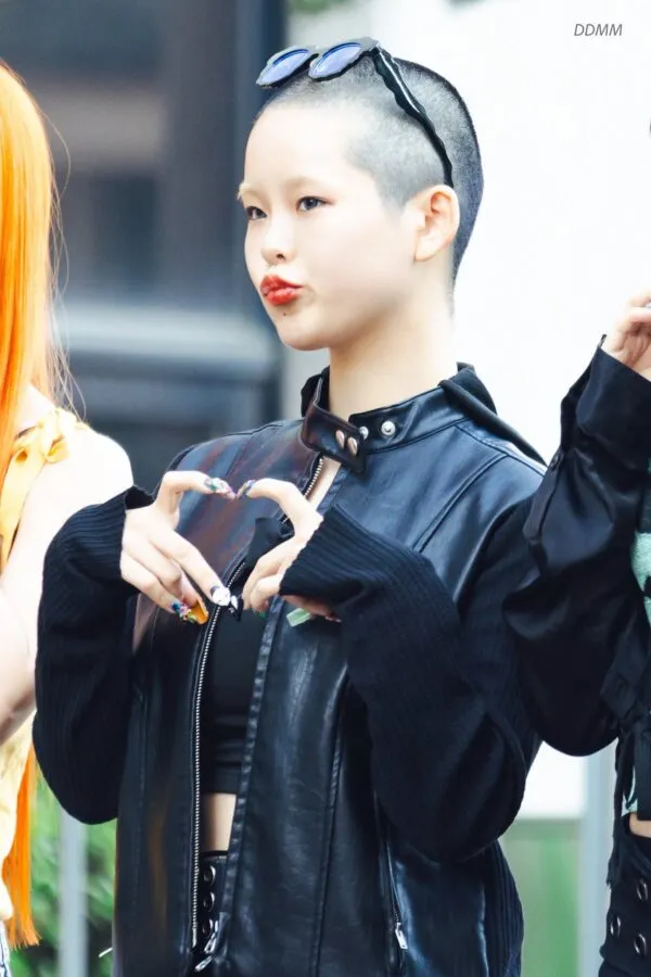 ハートポーズを取るXGココナ