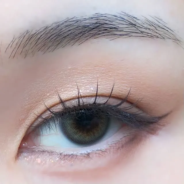 奥二重の切れ長メイク（楽天RAXY Styleより引用）