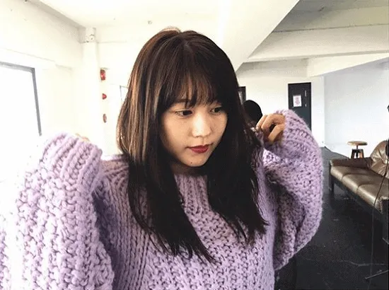 ニットのセーターを着る有村架純