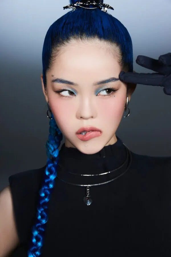 3rdシングル「SHOOTING STAR」でポーズを決めるXGココナ