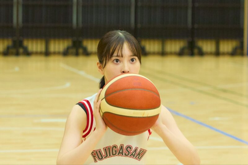 ドラマでバスケットボールのスキルを披露する飯沼愛の画像