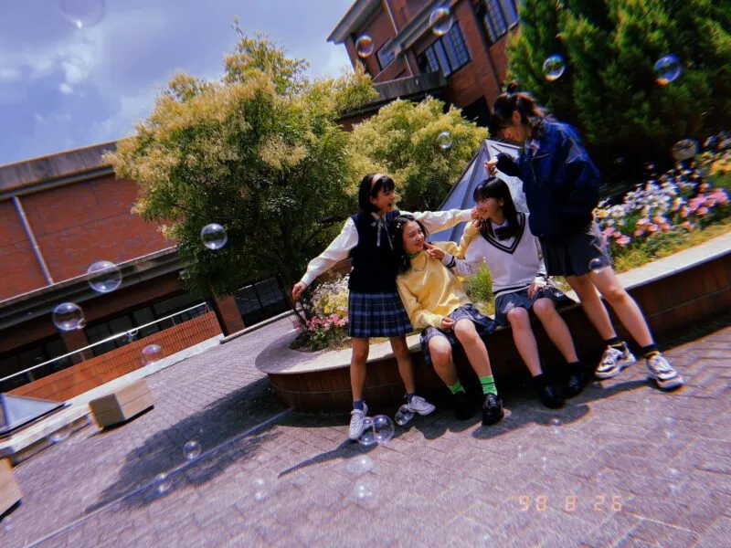 足が太いと言われる飯沼愛と&共演者の三浦凉菜、武山瑠香、赤穂華