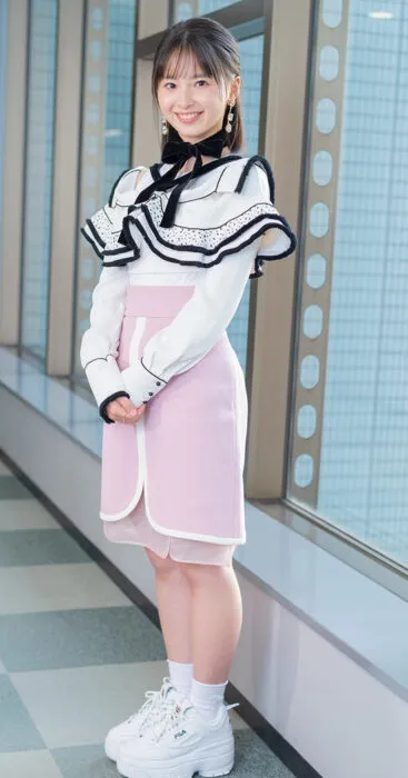 足のふくらはぎが太い様子の「私が女優になる日」のインタビューを受けた飯沼愛