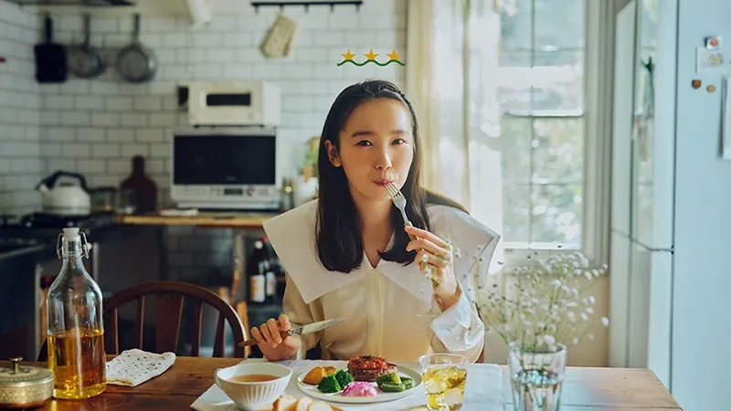 料理を楽しむ飯豊まりえ