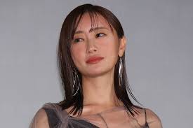 身長ではなく年齢の逆サバ読み？「湖の女たち」舞台挨拶に登場した松本まりか