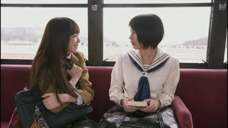 のん（能年玲奈）と共演する飯豊まりえ