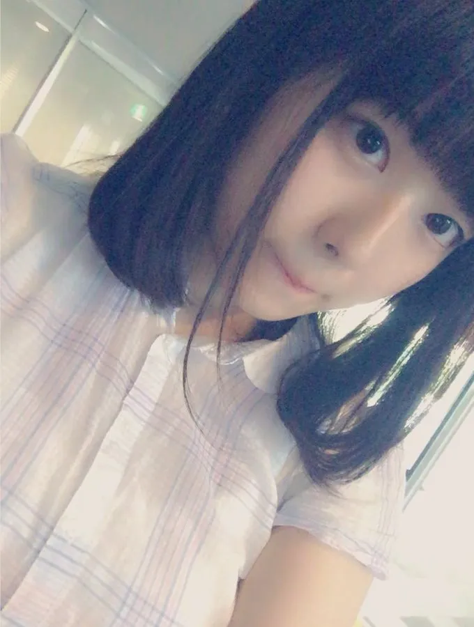 カメラ目線の東雲うみ