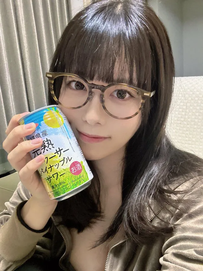 お酒を片手に微笑む東雲うみ