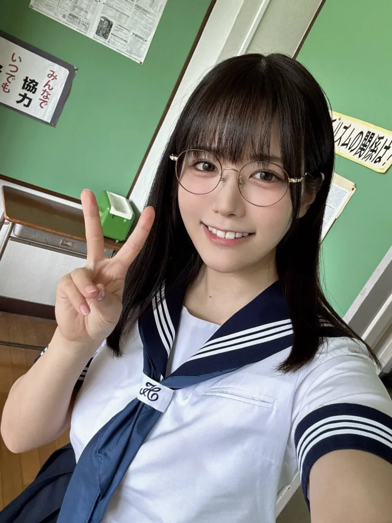 ピースをする東雲うみ