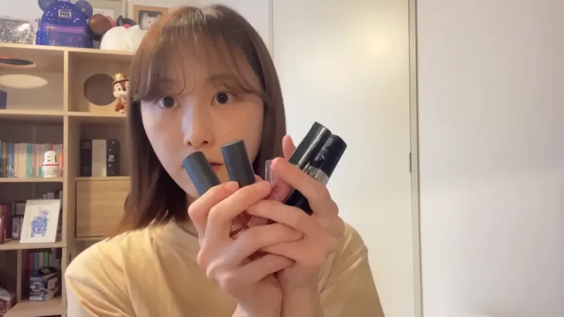 断捨離するリップを選ぶ松井玲奈