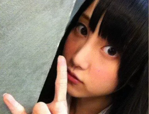 顎を隠すポーズの松井玲奈