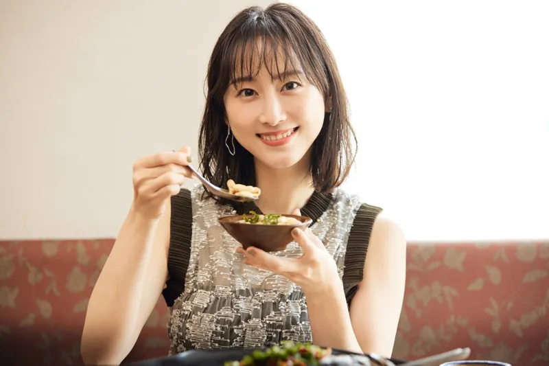 中華料理を楽しむ松井玲奈