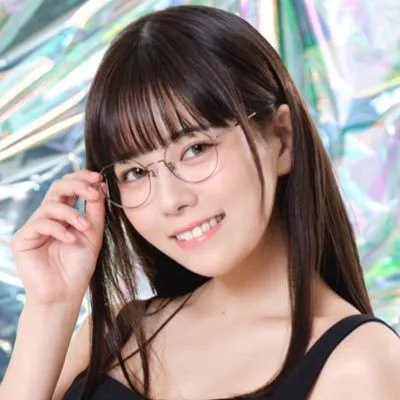 笑顔を浮かべる東雲うみ