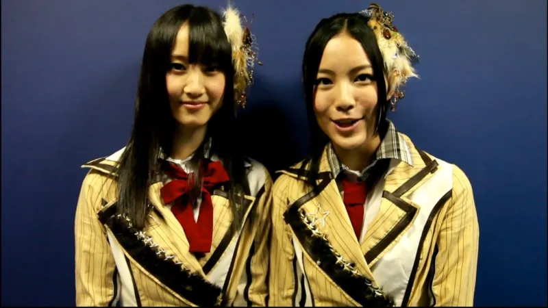 松井珠理奈と一緒にコメントを発表する松井玲奈