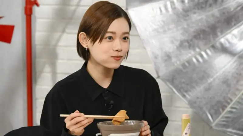 きつねうどんを楽しむ杉咲花