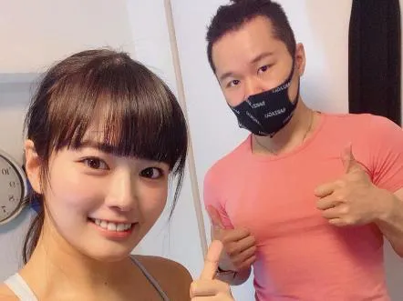 KENGOさんと二人で写真に写り込む東雲うみ