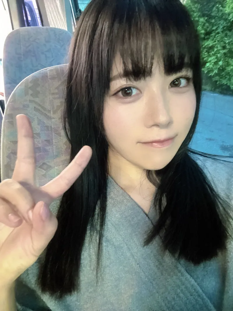 カメラに向かってピースする東雲うみ