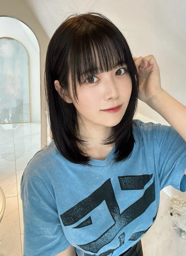 カメラ目線の東雲うみ