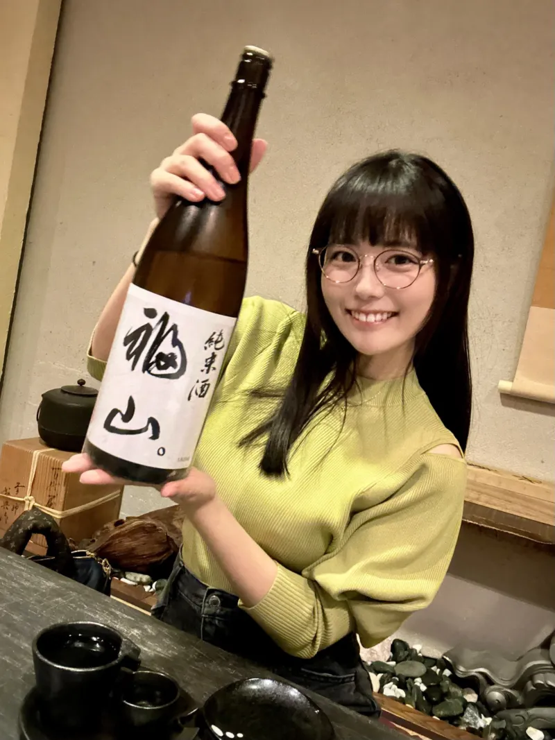 日本酒を持ち微笑む東雲うみ