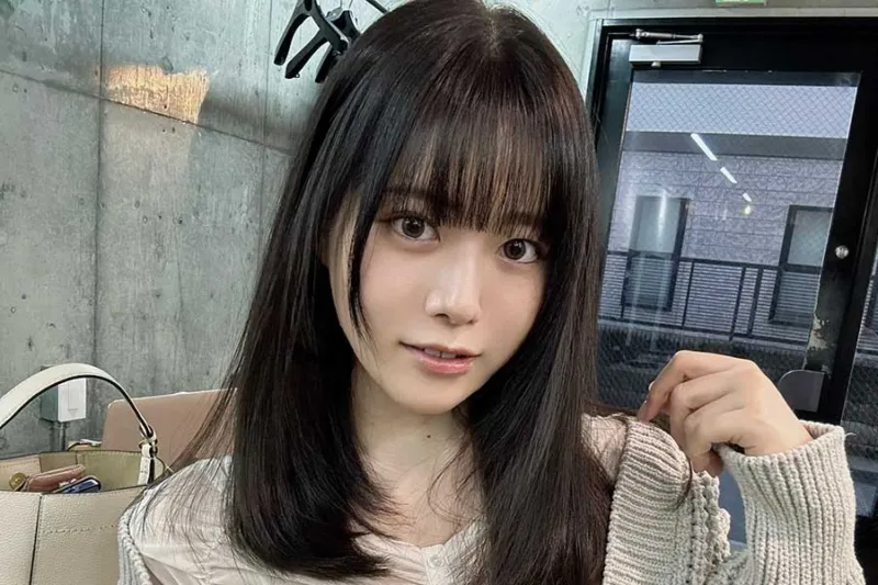 ポーズを決める東雲うみ