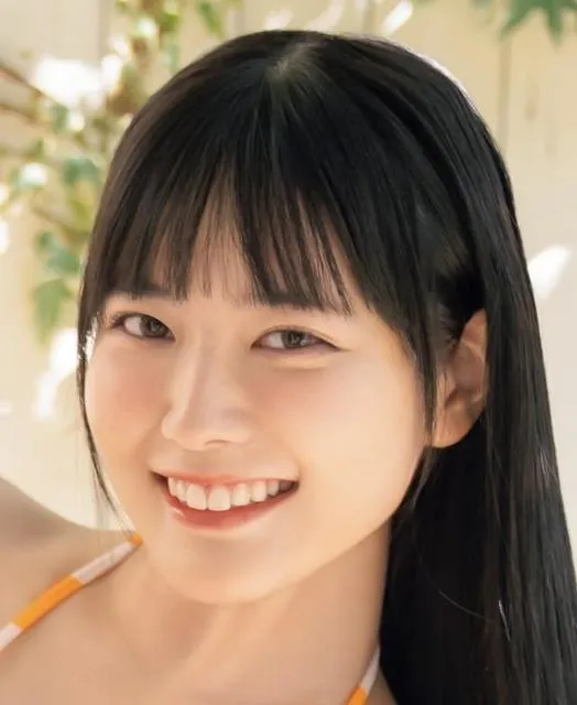 笑顔を見せる東雲うみ