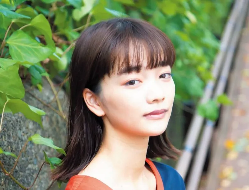 リラックスした表情の見上愛