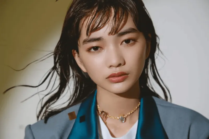 クールな表情を見せる見上愛