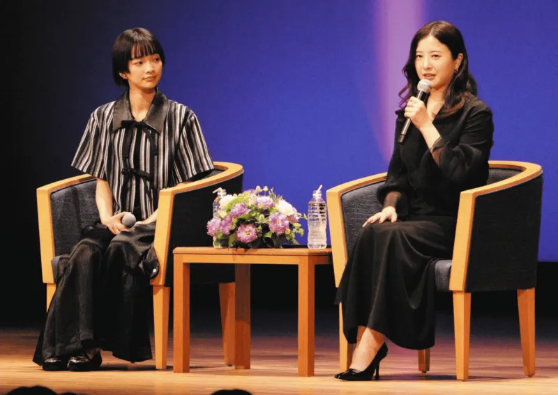 トークショーに出演する吉高由里子と見上愛