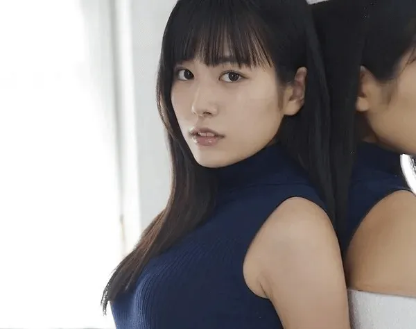 カメラ目線の東雲うみ