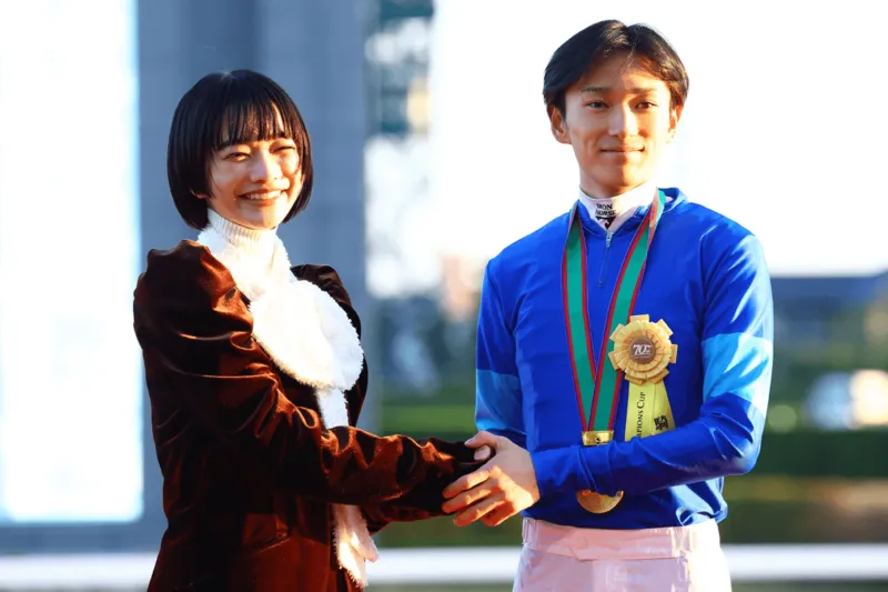 競馬のイベントにプレゼンターとして登壇した見上愛