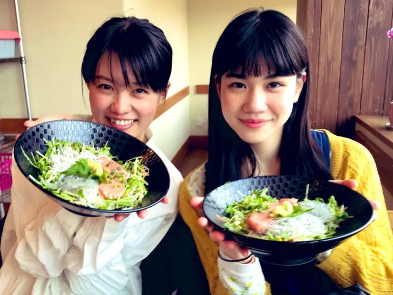 サラダを楽しむ志田彩良