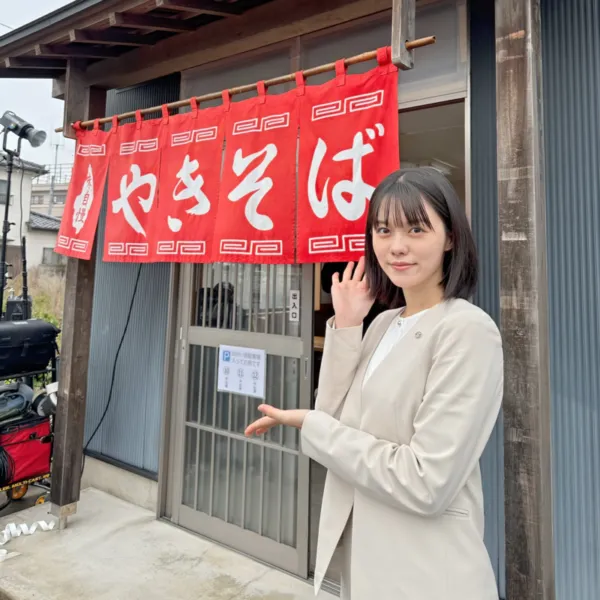 焼きそば屋を訪れる志田彩良