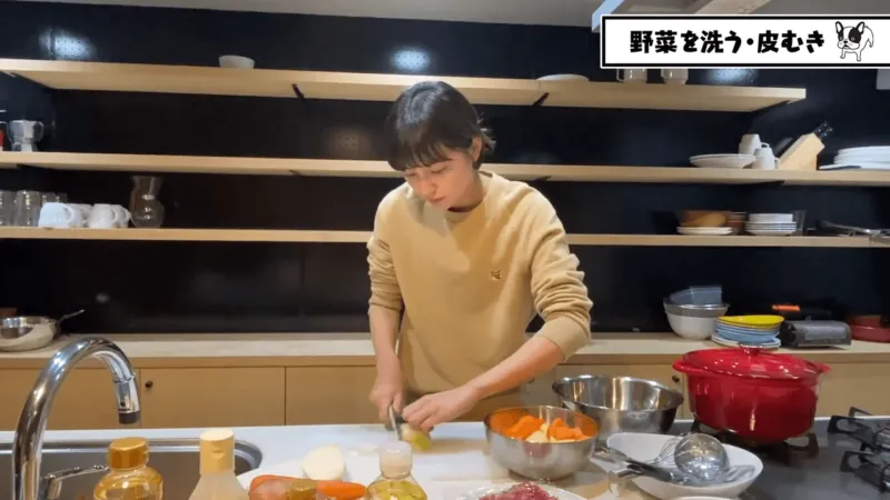 野菜を切る川口春奈