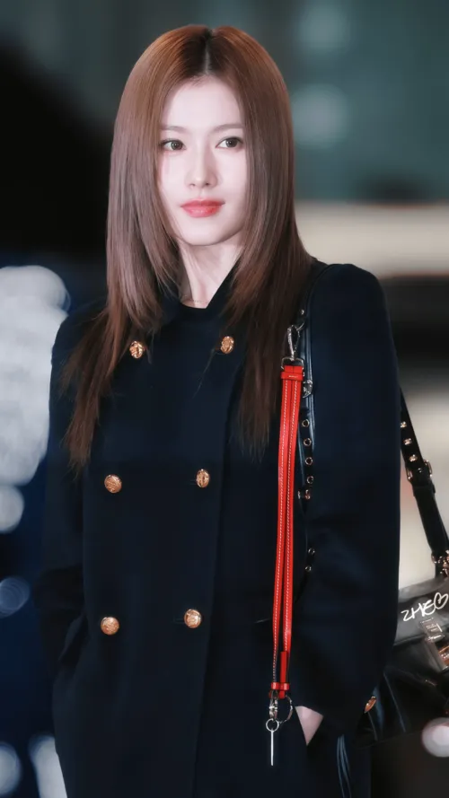 コートを着用したシックな装いのTWICEサナ