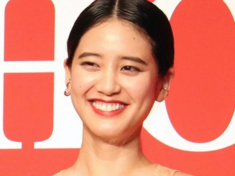 明るい笑顔の山崎紘菜