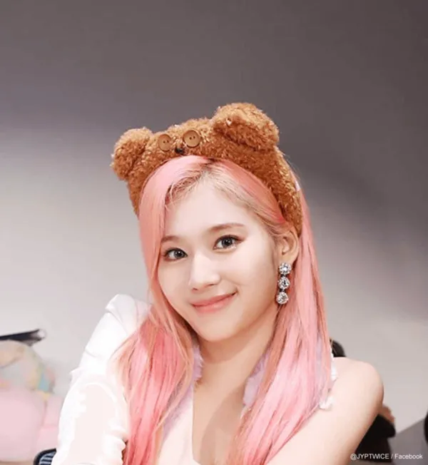 髪の毛をピンクに染めたTWICEサナ