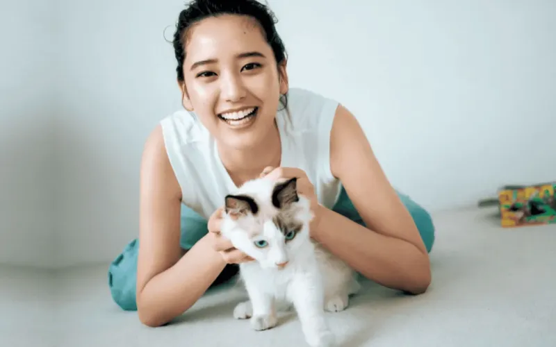 猫を愛でる山崎紘菜