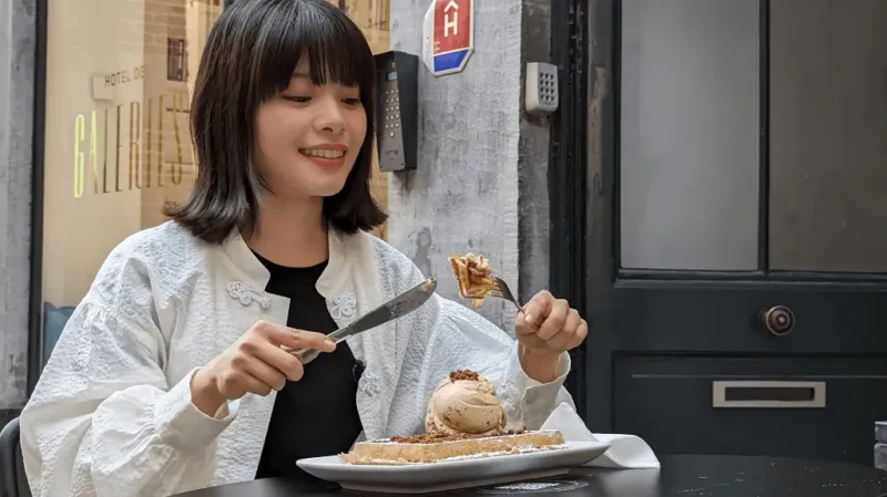 ベルギーワッフルを堪能する岸井ゆきの