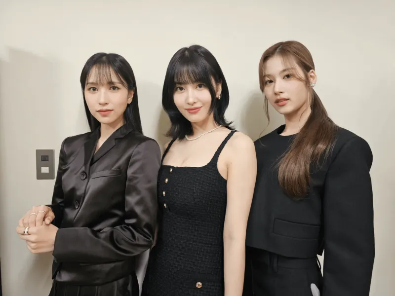 黒い衣装に身を包んだTWICEメンバー